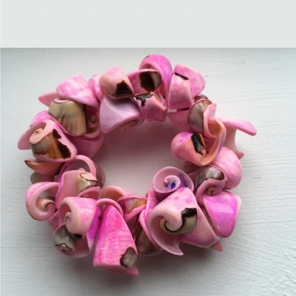 Pink Curly Conch Shell Stretch Bracelet - Picture 9 of 10